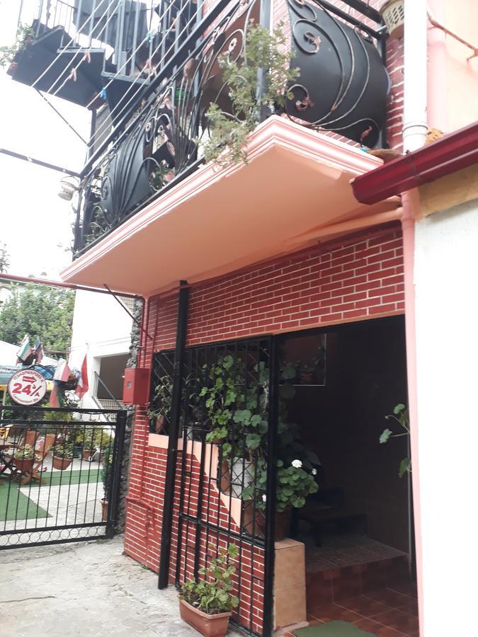 Guest House Nino Батумі Екстер'єр фото
